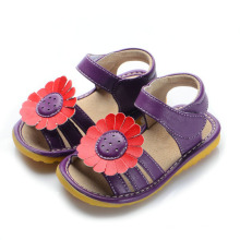Темно-фиолетовые скрипучие сандалии с красным подсолнухом